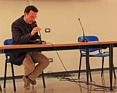 05 Alberto Gherardi legge una sua composizione sulla montagna
